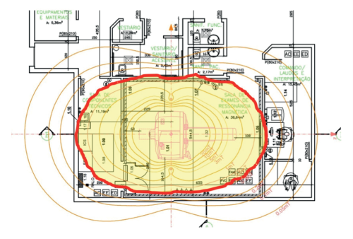 Linha de isocampo de 5 gauss destacada em vermelho, mostrando que a maior parte da mesma está contida dento da sala de exames, porém avançando na parte posterior para a sala de equipamentos.